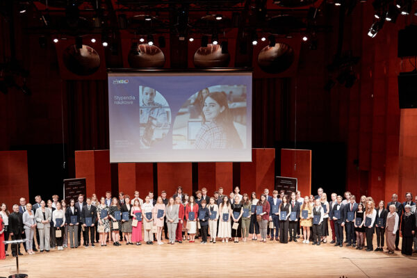 opis - TOP STUDENTS RECEIVE SCHOLARSHIPS FROM MARSHAL OF LODZ PROVINCE
